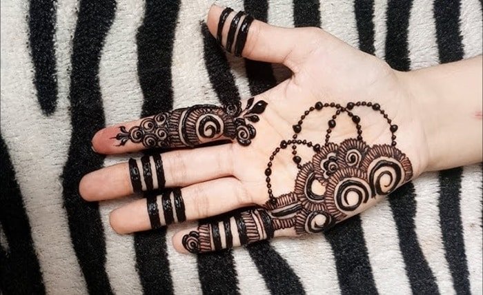 aesthetic mehndi design